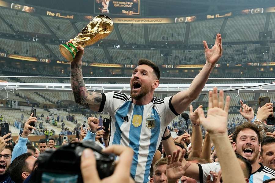 Lionel Messi s trofejí pro mistr světa.
