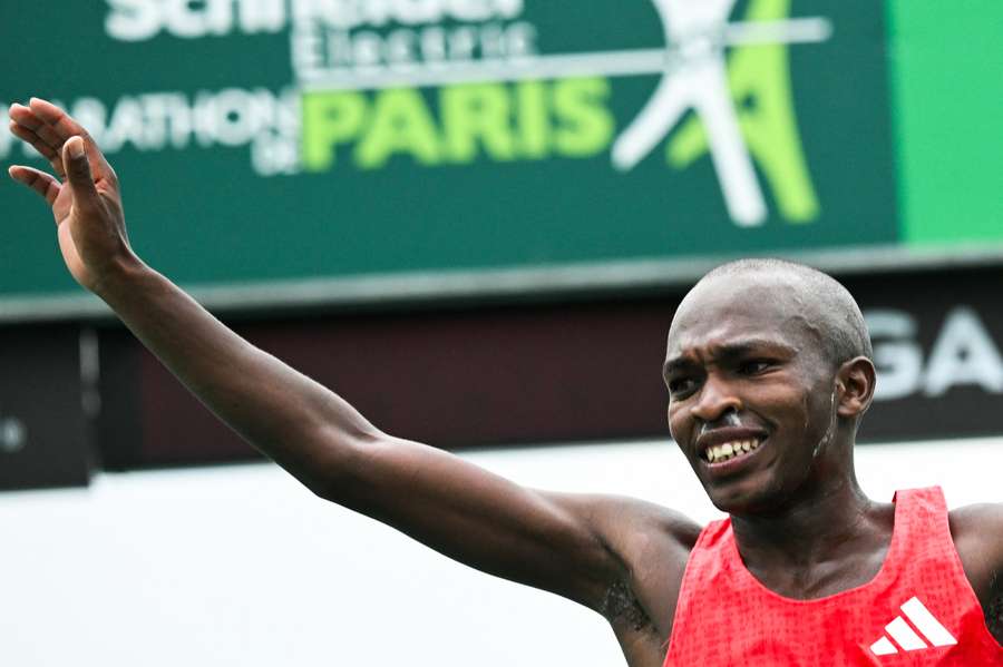 Benard Biwott sur la ligne d'arrivée ce dimanche.