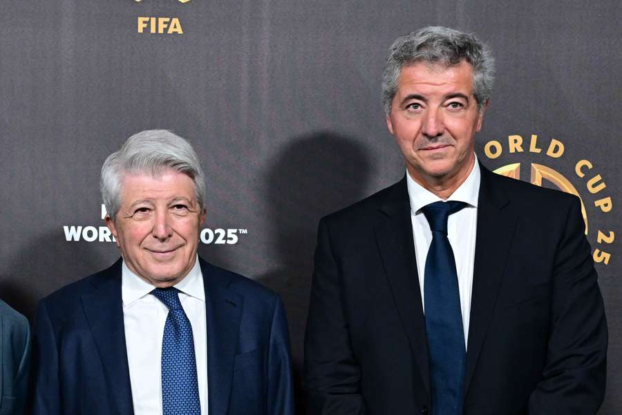 Enrique Cerezo, a la izquierda, y Miguel Ángel Gil Marín, a la derecha, presidente y máximo accionista del Atlético, respectivamente