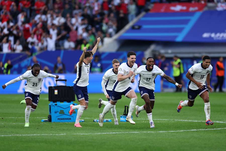 Os jogadores ingleses celebram a vitória nos penáltis