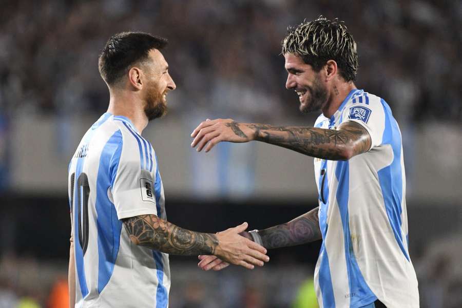 Messi abraza a De Paul