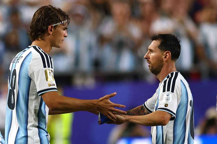 Nico Paz (l.) bei seiner Einwechslung gegen Algerien für Lionel Messi