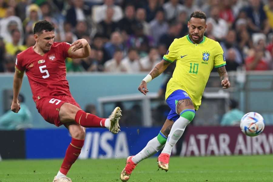 Neymar teve trabalho diante da forte marcação sérvia