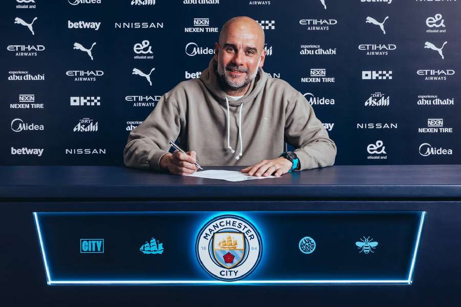 Pep Guardiola, firmando su nuevo contrato con el City