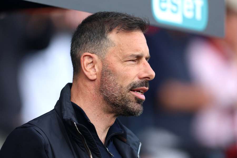 Van Nistelrooy is leaving Leicester