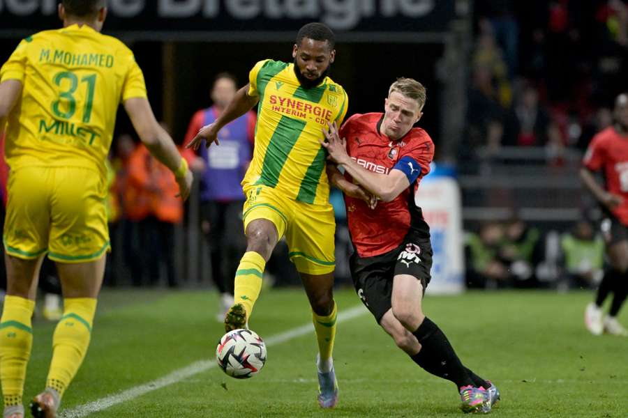 Marcus Coco au duel avec Adrien Truffert lors de Rennes-Nantes, le 18 avril 2025