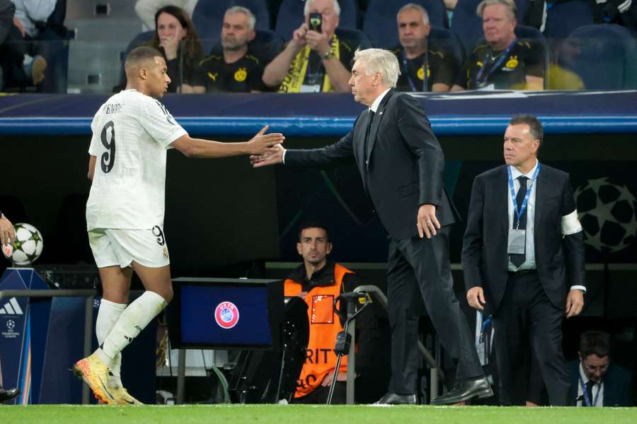 Ancelotti y Mbappé se chocan las manos 