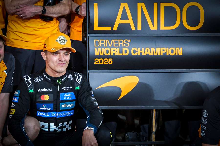 Lando Norris celebra o título do Mundial de Fórmula 2025