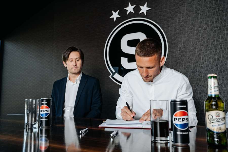 Tomáš Rosický po boku Pavla Kadeřábka.