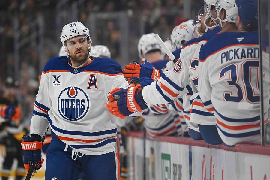 Leon Draisaitl celebrates with teammates after a goal (2025) Leon Draisaitl celebrates with teammates after a goal (2025)