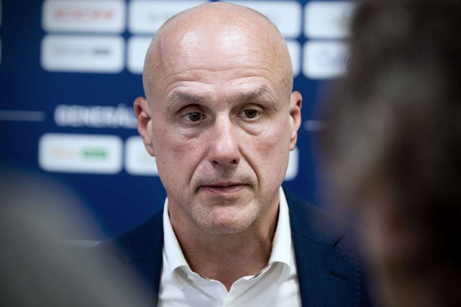Straka během tiskové konference. Straka během tiskové konference.