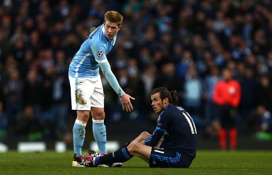 Kevin De Bruyne offers his hand to Gareth Bale