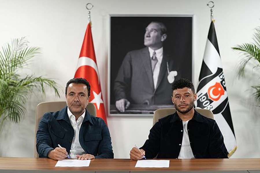Oxlade-Chamberlain assinou um contrato de três anos com o Besiktas