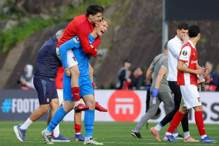 Horníček slaví postup se spoluhráči.