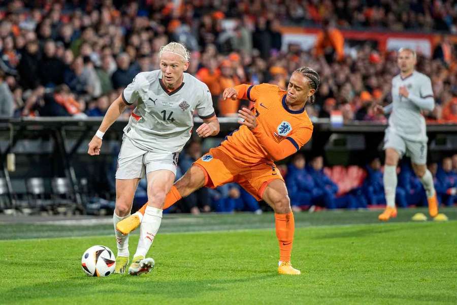 Kolbeinn Finnsson (L) in duel met Xavi Simons