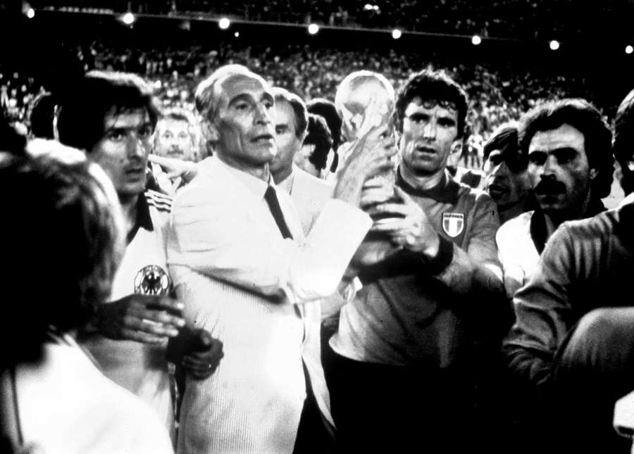 Il ct Enzo Bearzot (a sinistra) e Dino Zoff trionfanti con la Coppa del Mondo vinta al Mondiale del 1982