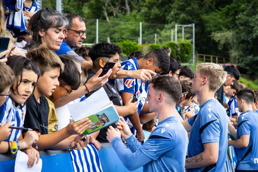 Los aficionados, compartiendo momentos con los jugadores de la Real Sociedad