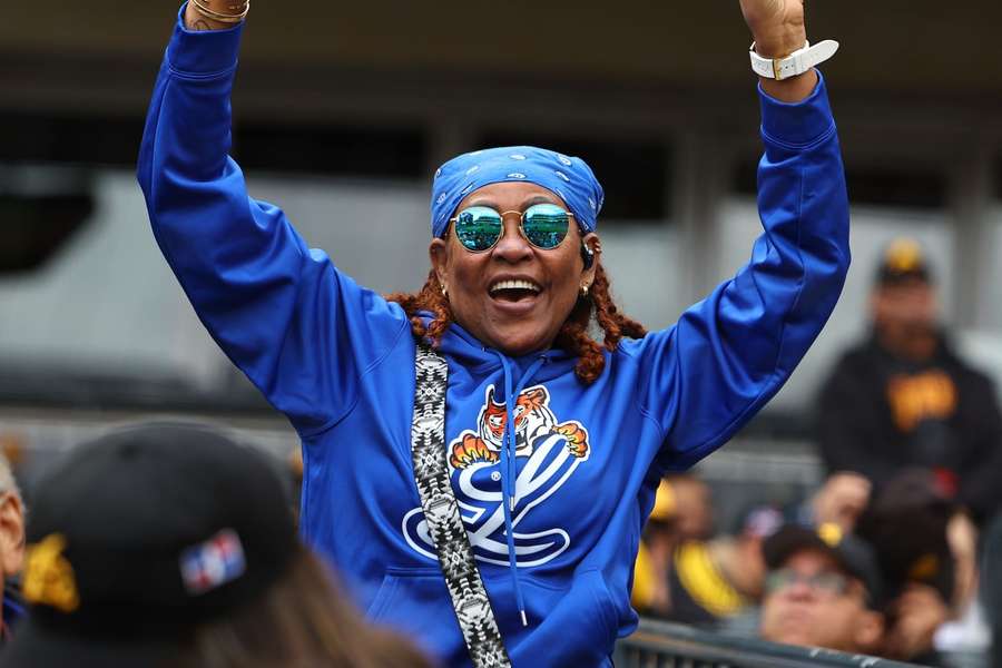 Fanática de los Tigres del Licey en plena celebración