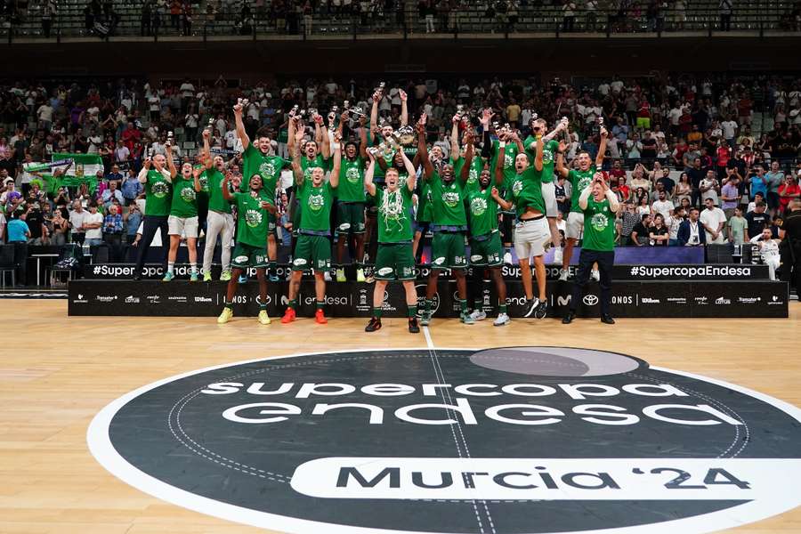 El Unicaja Málaga levanta su primera Supercopa en Murcia