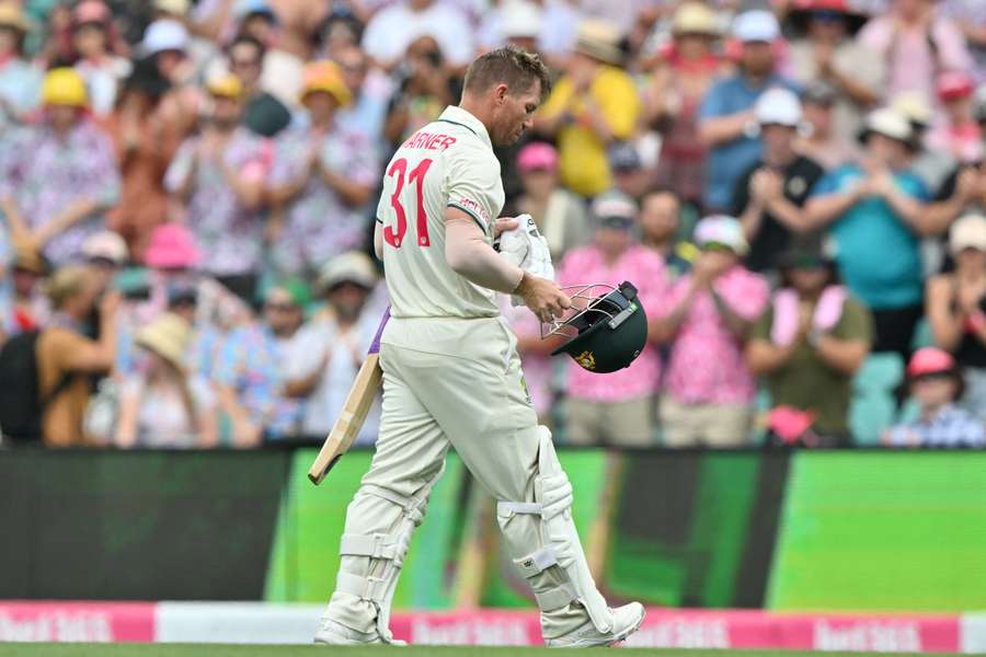 Warner leaves the pitch in his final Test