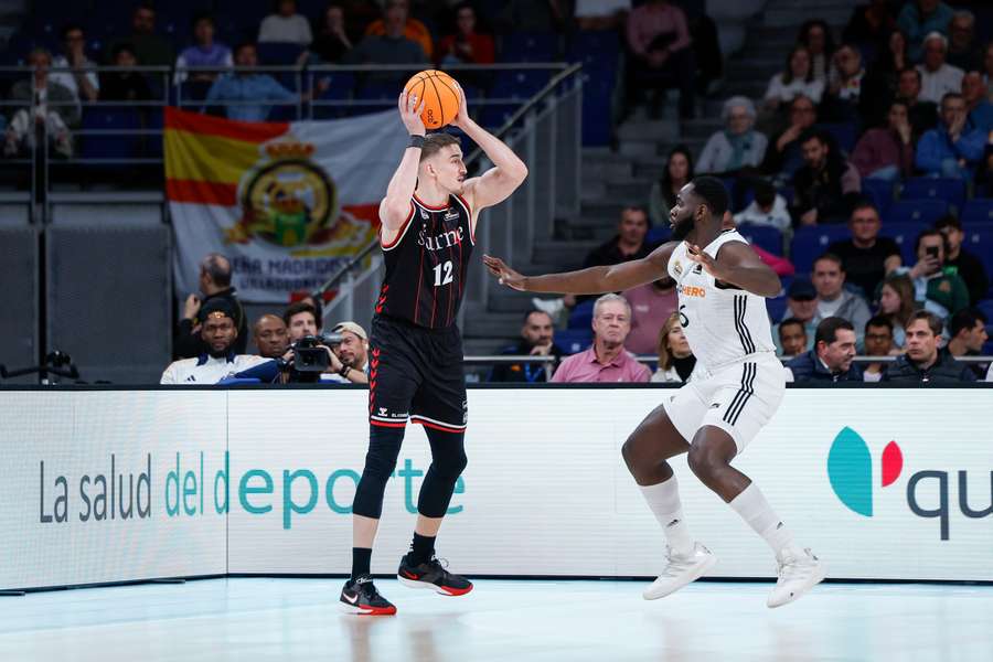 El polaco Tomasz Gielo, defendido por Usman Garuba