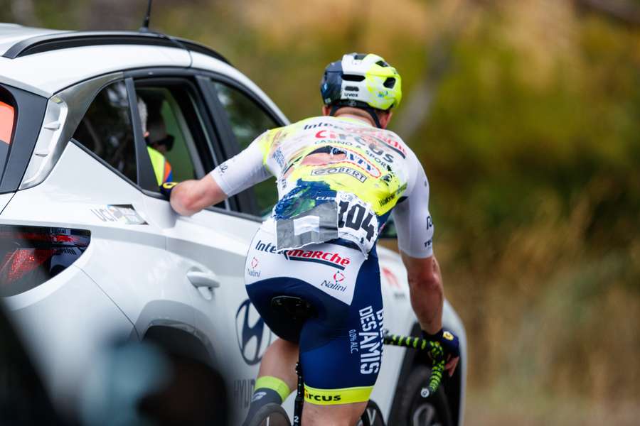 Gerben Thijssen hangt aan de auto na een val in de Santos Tour Down Under eerder dit kalenderjaar