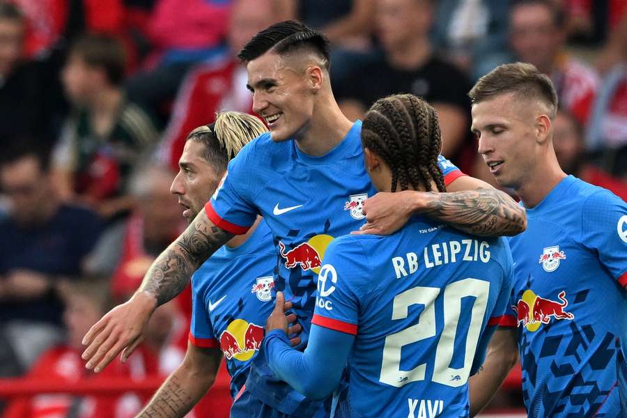 RB Leipzig en Xavi Simons vieren de goal van Benjamin Sesko