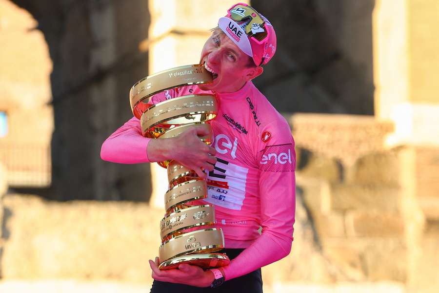 Tadej Pogaçar con il Trofeo senza fine del Giro d'Italia