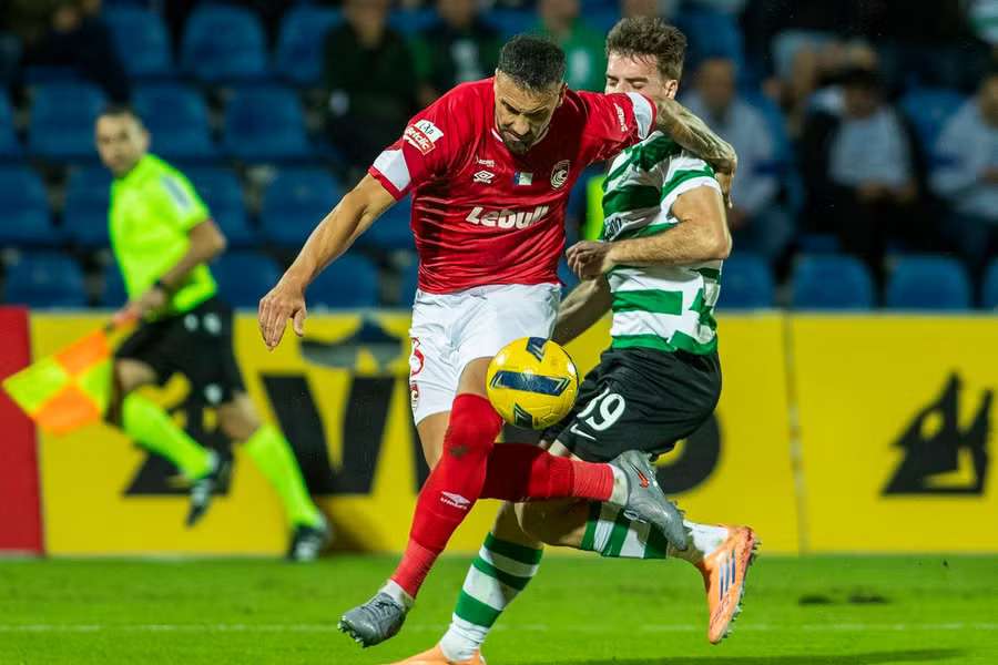 Luís Rocha e Ioannidis disputam a bola Luís Rocha e Ioannidis disputam a bola