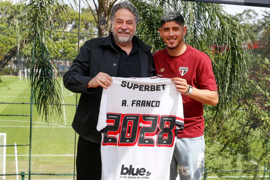 Alan Franco, con Julio Casares, presidente del São Paulo