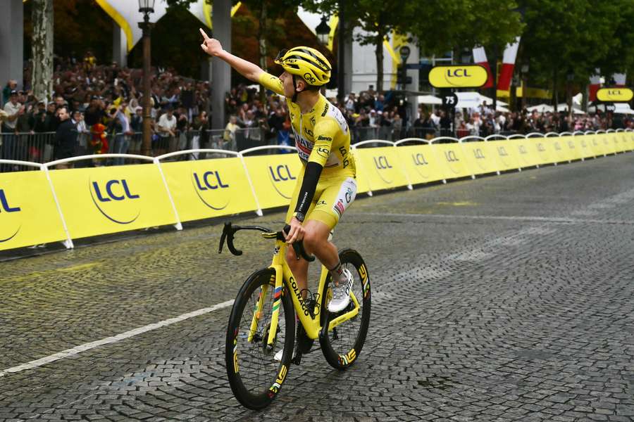 Pogacar celebra conquista do Tour