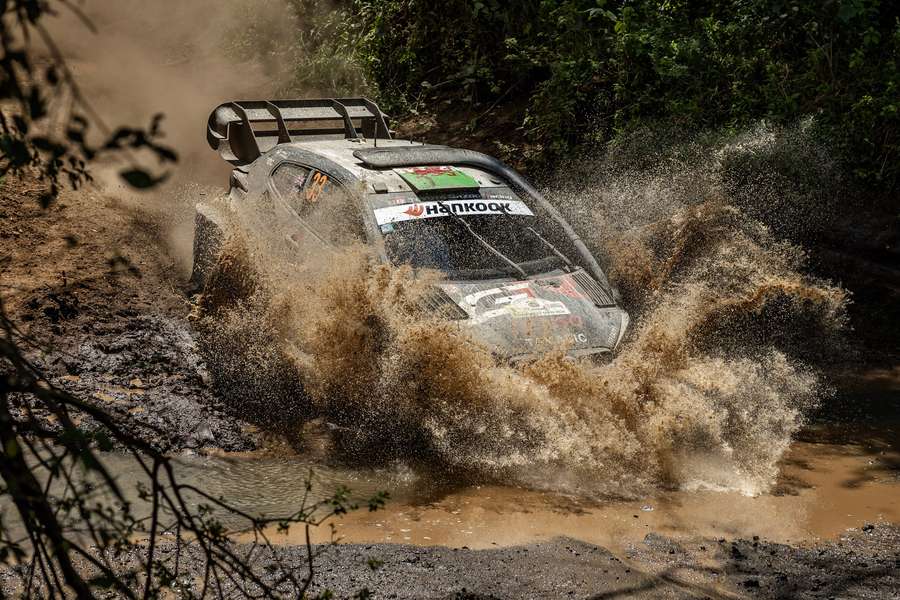 Evans consolida su dominio en Kenia.