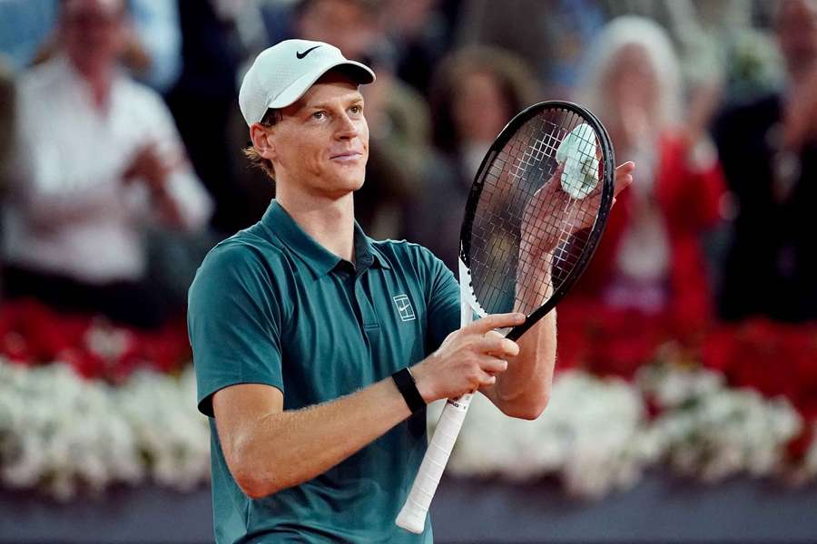 Jannik Sinner świętuje zwycięstwo w ćwierćfinale z Rafaelem Jodarem