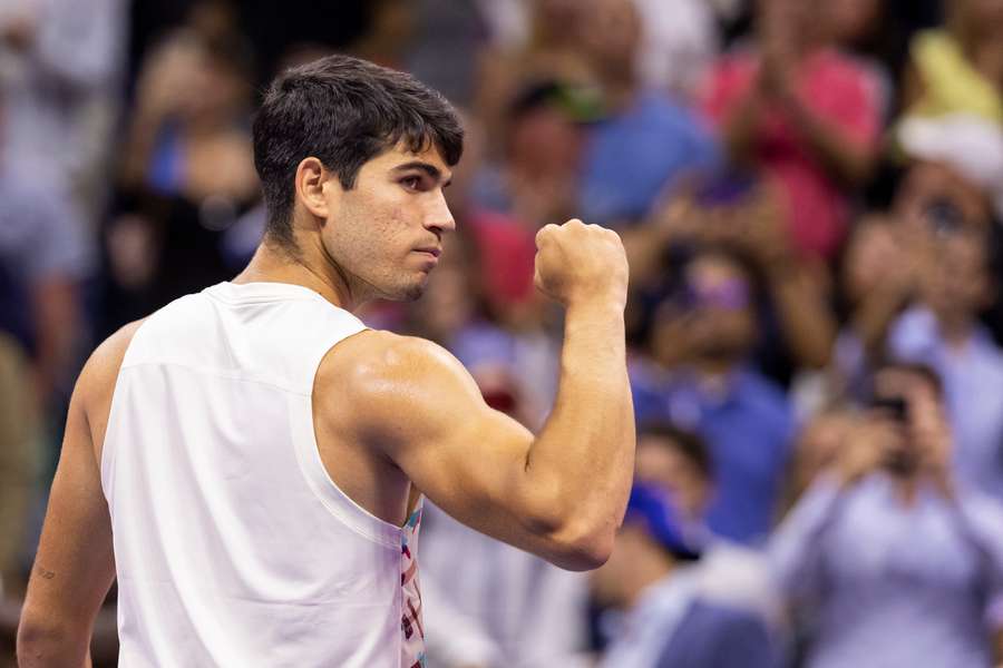 Auch auf New Yorks Tennis-Courts lässt Carlos Alcaraz die Muskeln spielen.