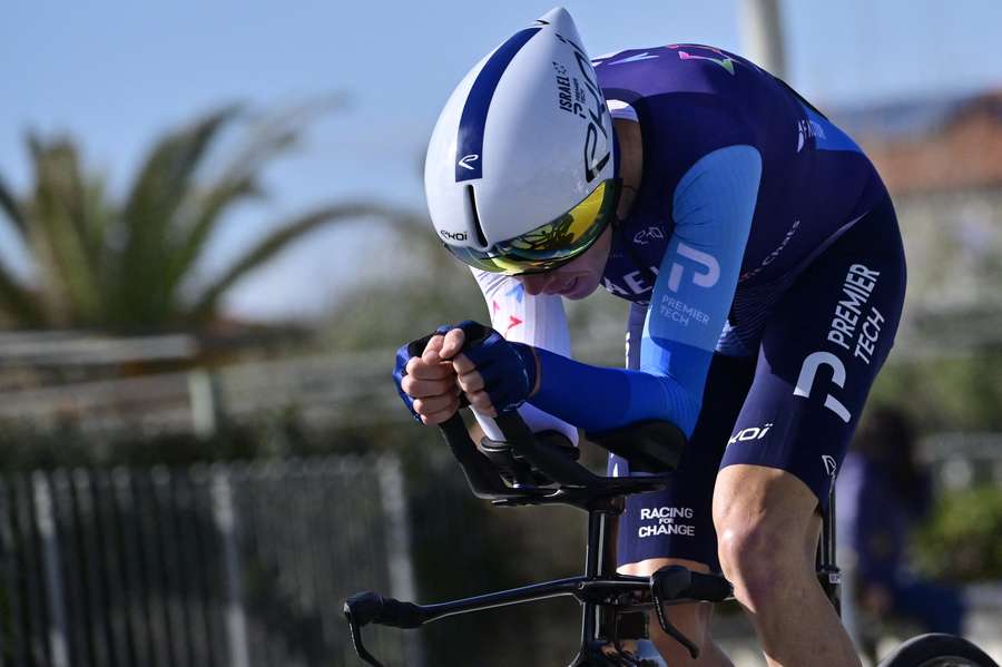 Cycling star Froome breaks collarbone in UAE Tour fall