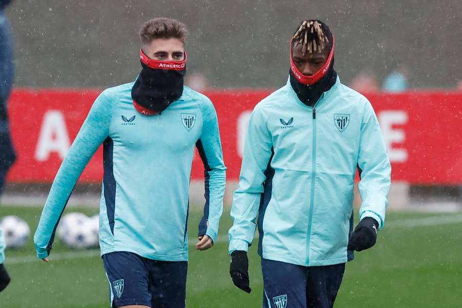 Hráči Bilbaa na předzápasovém tréninku ve Španělsku před odletem do Prahy.