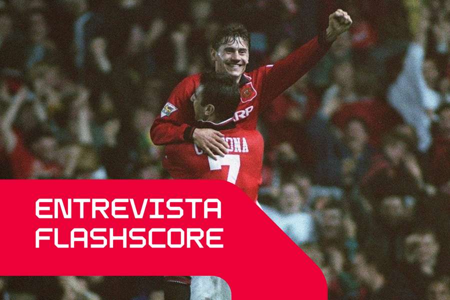 Andrei Kanchelskis festeja com Eric Cantona o hat-trick marcado no dérbi de Manchester em 24 de novembro de 1994