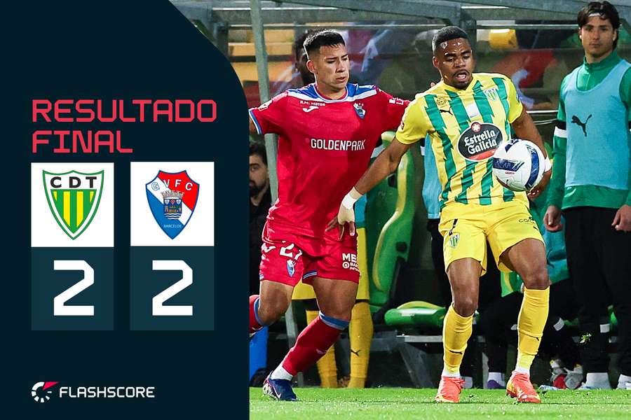 Pedro Maranhão tenta preservar a bola perante a oposição de Agustín Pedro Maranhão tenta preservar a bola perante a oposição de Agustín