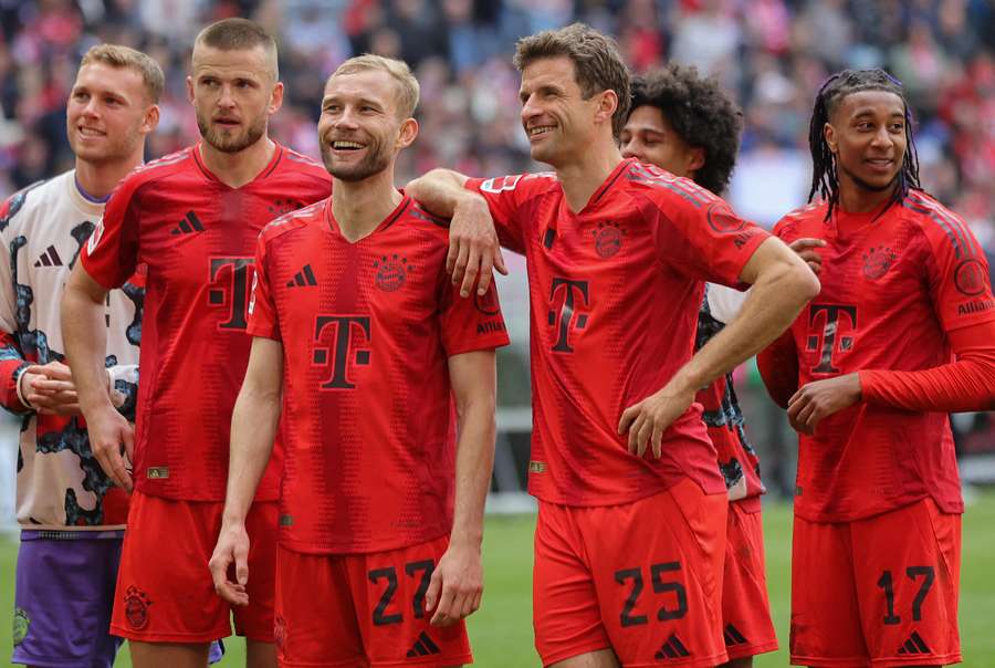 I giocatori del Bayern Monaco davanti ai propri tifosi