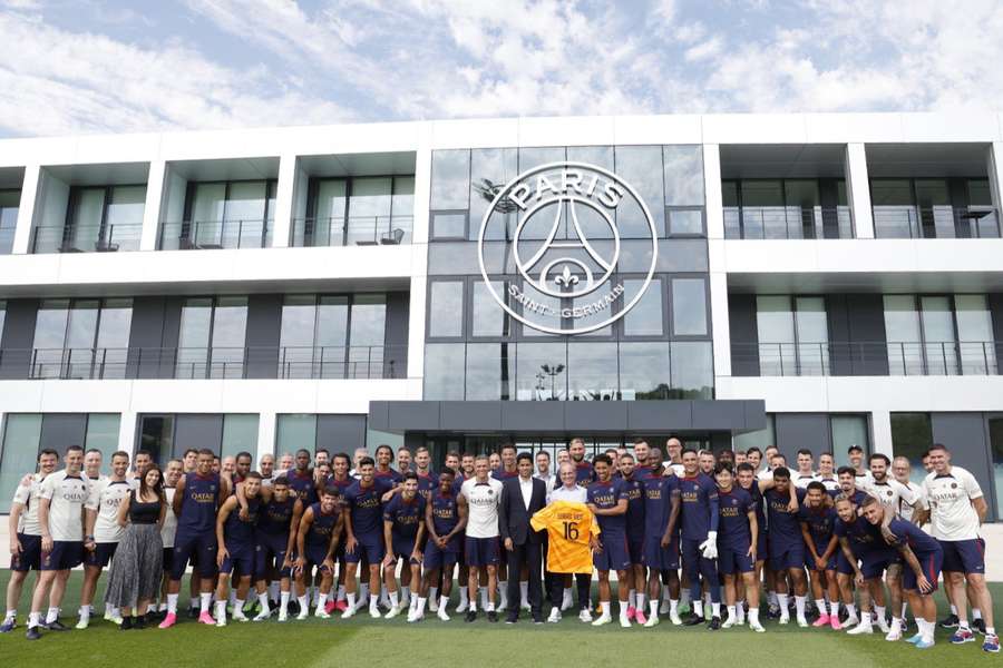Mbappé posou com o grupo mas bem longe dos líderes