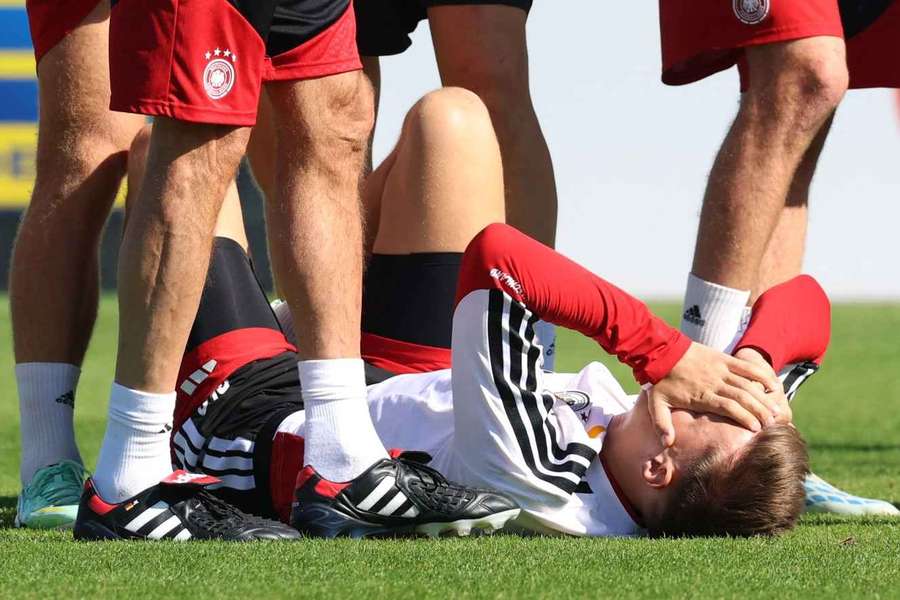 Schlotterbeck rolls around on the ground in pain Schlotterbeck rolls around on the ground in pain