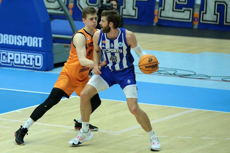 Michael Finke frente a um adversário finlandês 