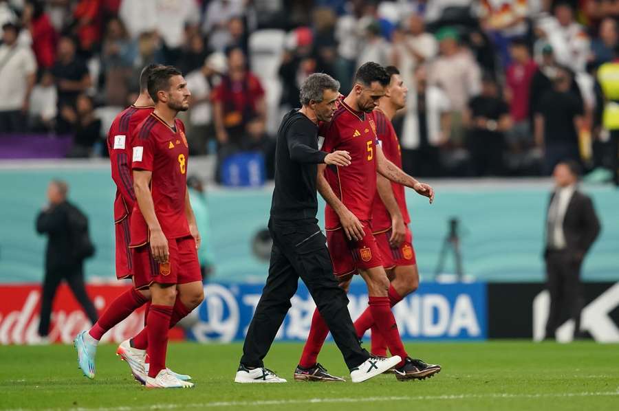 Luis Enrique met zijn spelers na de wedstrijd tegen Duitsland van zondagavond
