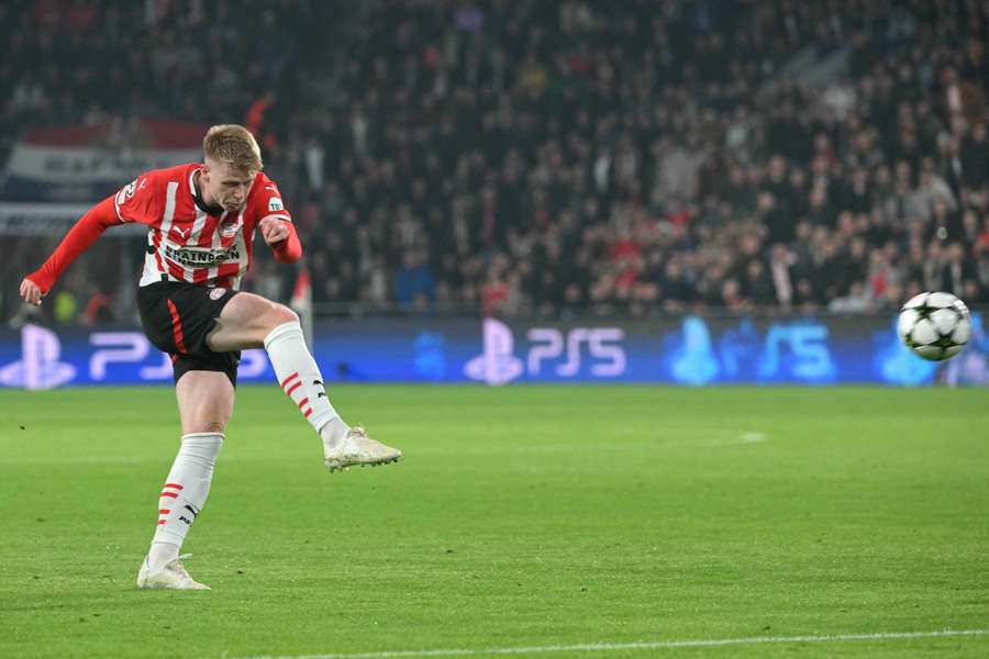 Jerdy Schouten schoot van buiten de zestien meter de 1-0 binnen