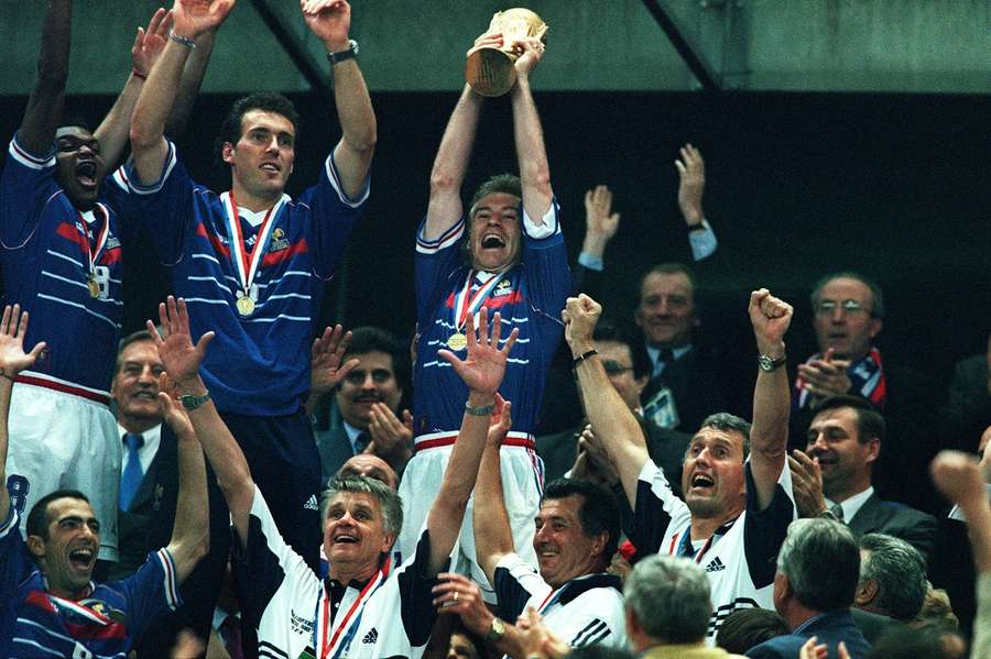 Didier Deschamps levantou o troféu da Copa do Mundo em 1998