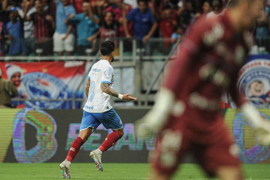 Cauly comemora o gol do Bahia no tempo normal