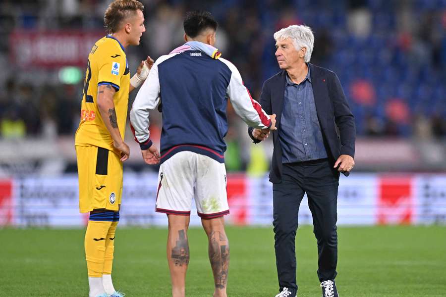 Retegui assiste alla stretta di mano tra Castro e Gasperini