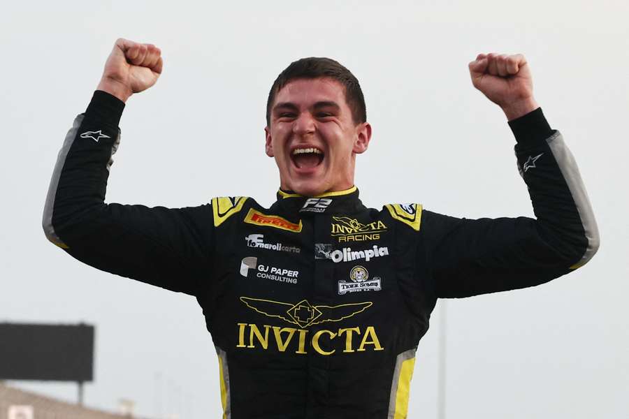 Leonardo Fornaroli celebrando su victoria en el Campeonato de F2.