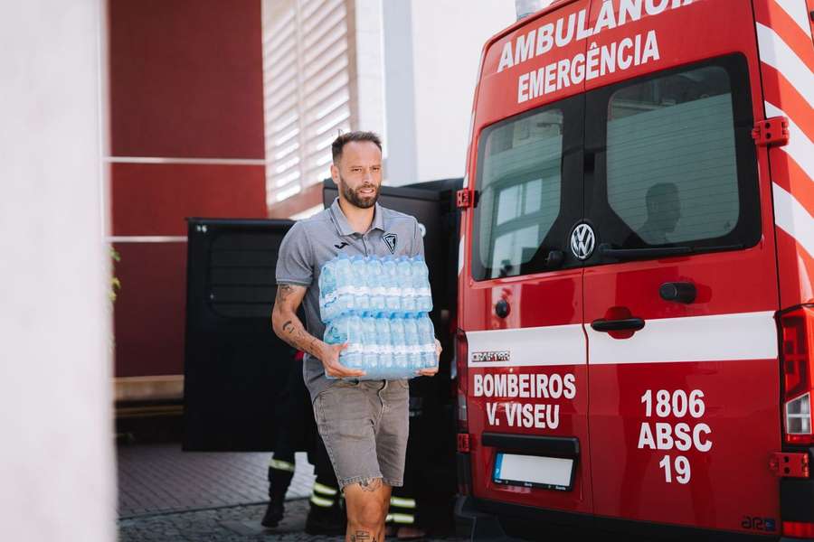 Académico de Viseu entregou garrafas aos Bombeiros Voluntários de Viseu