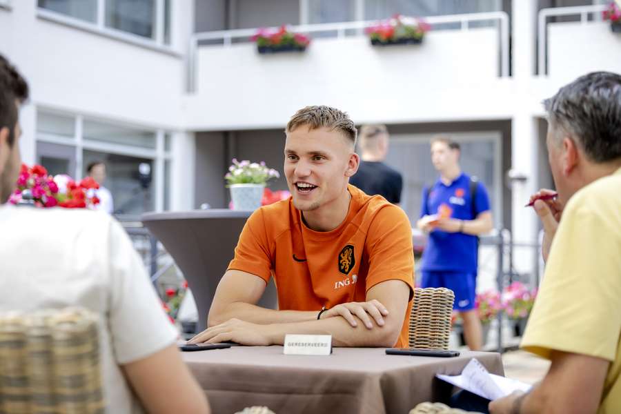 Bart Verbruggen tijdens een mediamoment van Jong Oranje op de KNVB Campus in Zeist